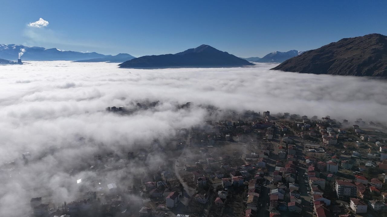 ADANA'NIN TUFANBEYLİ İLÇESİNİN ÜSTÜNÜ SARAN SİS SABAH SAATLERİNDE KARTPOSTALLIK GÖRÜNTÜLER...