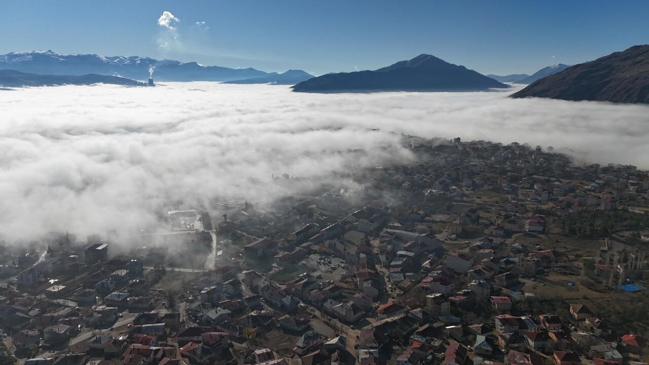 ADANA'NIN TUFANBEYLİ İLÇESİNİN ÜSTÜNÜ SARAN SİS SABAH SAATLERİNDE KARTPOSTALLIK GÖRÜNTÜLER...