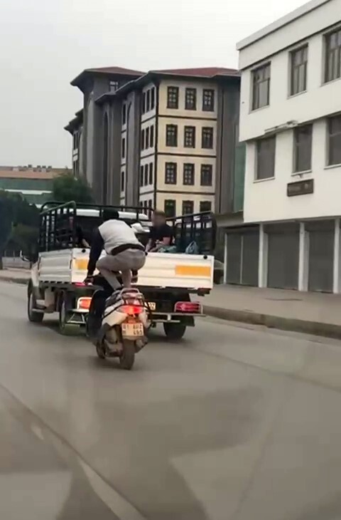 ADANA’DA BİR KİŞİNİN MOTOSİKLETİ ÖNCE ÇÖMELEREK, SONRA DA YATARAK SÜRMESİ GÖRENLERİ HAYRETE...