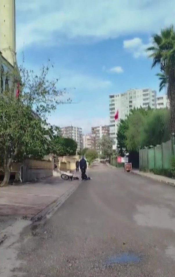 ADANA’DA BİR ŞAHIS, BİSİKLET SÜREN 12 YAŞINDAKİ ÇOCUĞU DARP ETTİ. O ANLAR CEP TELEFONU KAMERASIYLA...