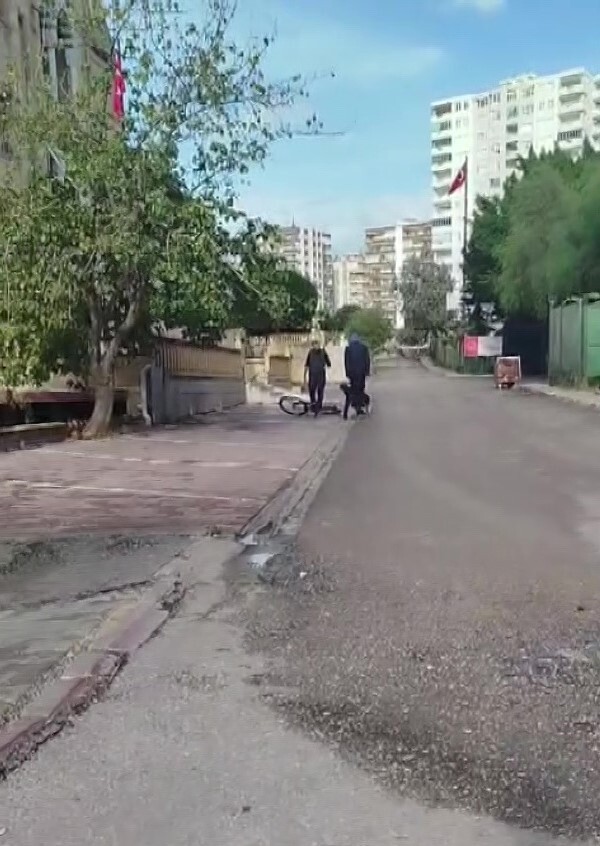 ADANA’DA BİR ŞAHIS, BİSİKLET SÜREN 12 YAŞINDAKİ ÇOCUĞU DARP ETTİ. O ANLAR CEP TELEFONU KAMERASIYLA...