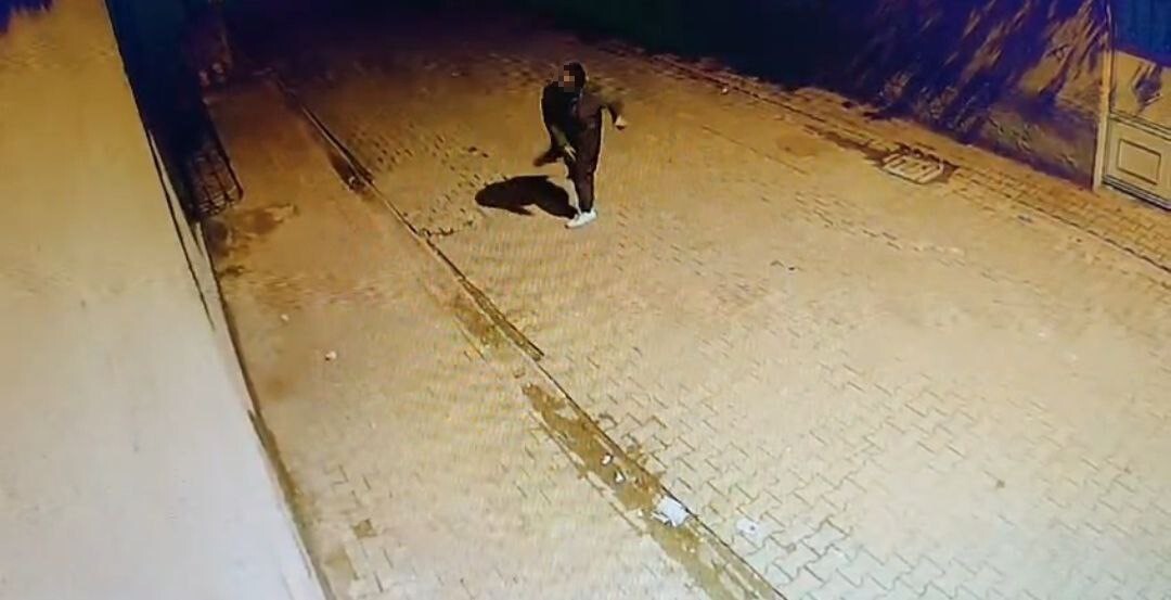 ADANA’DA BİR ŞAHSIN EVLERİN CAMLARINI TAŞLAYARAK KIRDIĞI ANLAR GÜVENLİK KAMERALARINA...