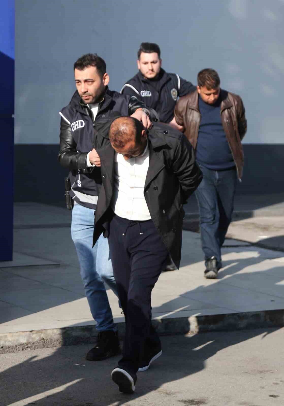 ADANA’DA GÖÇMEN KAÇAKÇILIĞI YAPTIĞI TESPİT EDİLEN BİR ŞEBEKEYE YÖNELİK DÜZENLENEN OPERASYONLA...