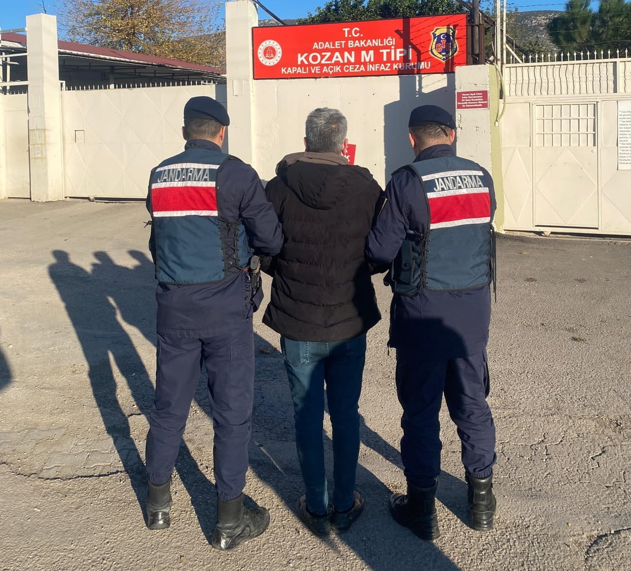 ADANA’DA JANDARMA EKİPLERİ DOLANDIRICILIK VE KARŞILIKSIZ ÇEK VERME SUÇLARINDAN 23 YIL HAPİS CEZASI...