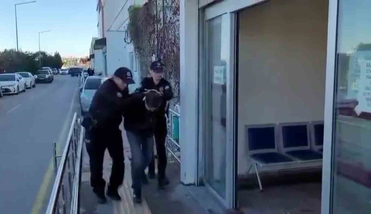 ADANA’DA KENDİSİNİ DÖVDÜĞÜ İDDİASIYLA KOMŞUSUNU VURAN ŞÜPHELİ ÇIKARILDIĞI MAHKEMECE TUTUKLANDI....