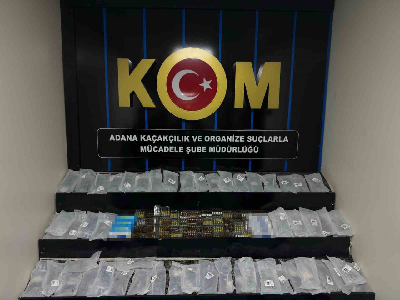 ADANA’DA MERDİVEN ALTI 2 MUAYENEYE YAPILAN OPERASYONDA ANTİBİYOTİK, SERUM VE AĞRI KESİCİ GİBİ 4...