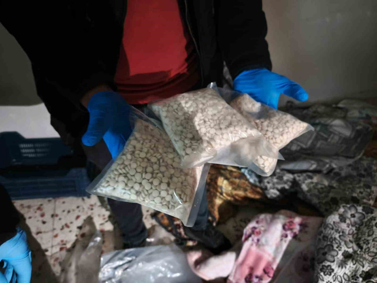 ADANA’DA TORBACI DİYE TABİR EDİLEN UYUŞTURUCU SATICILARINA YÖNELİK DÜZENLENEN OPERASYONDA 5...