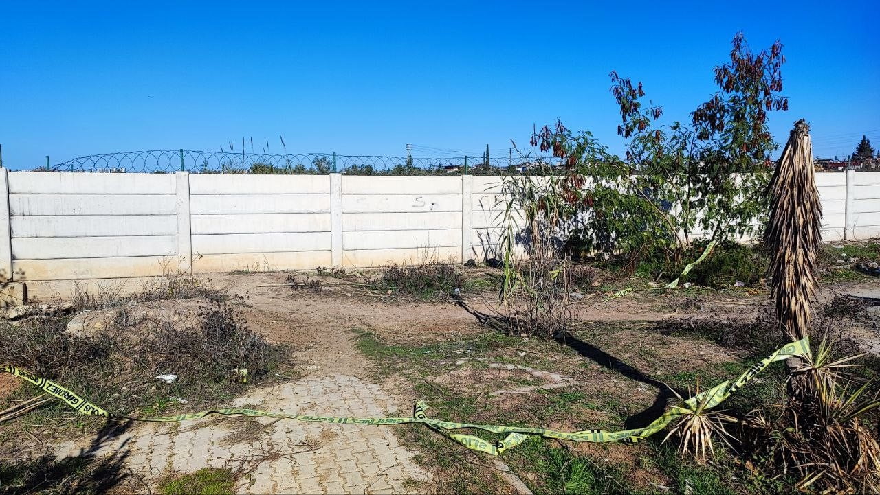 ADANA’DA YAŞLI BİR KADIN YOL KENARINDA ÖLÜ BULUNDU.
