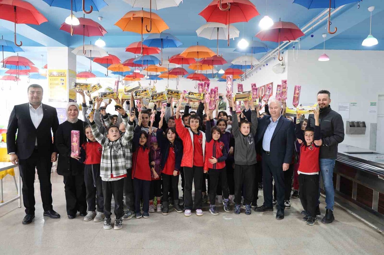 ADANA’DA YENİ YILA GİRERKEN GÖREV BAŞINDA OLACAK SAĞLIK ÇALIŞANLARI VE HEKİMLER, YATILI OKULDA...