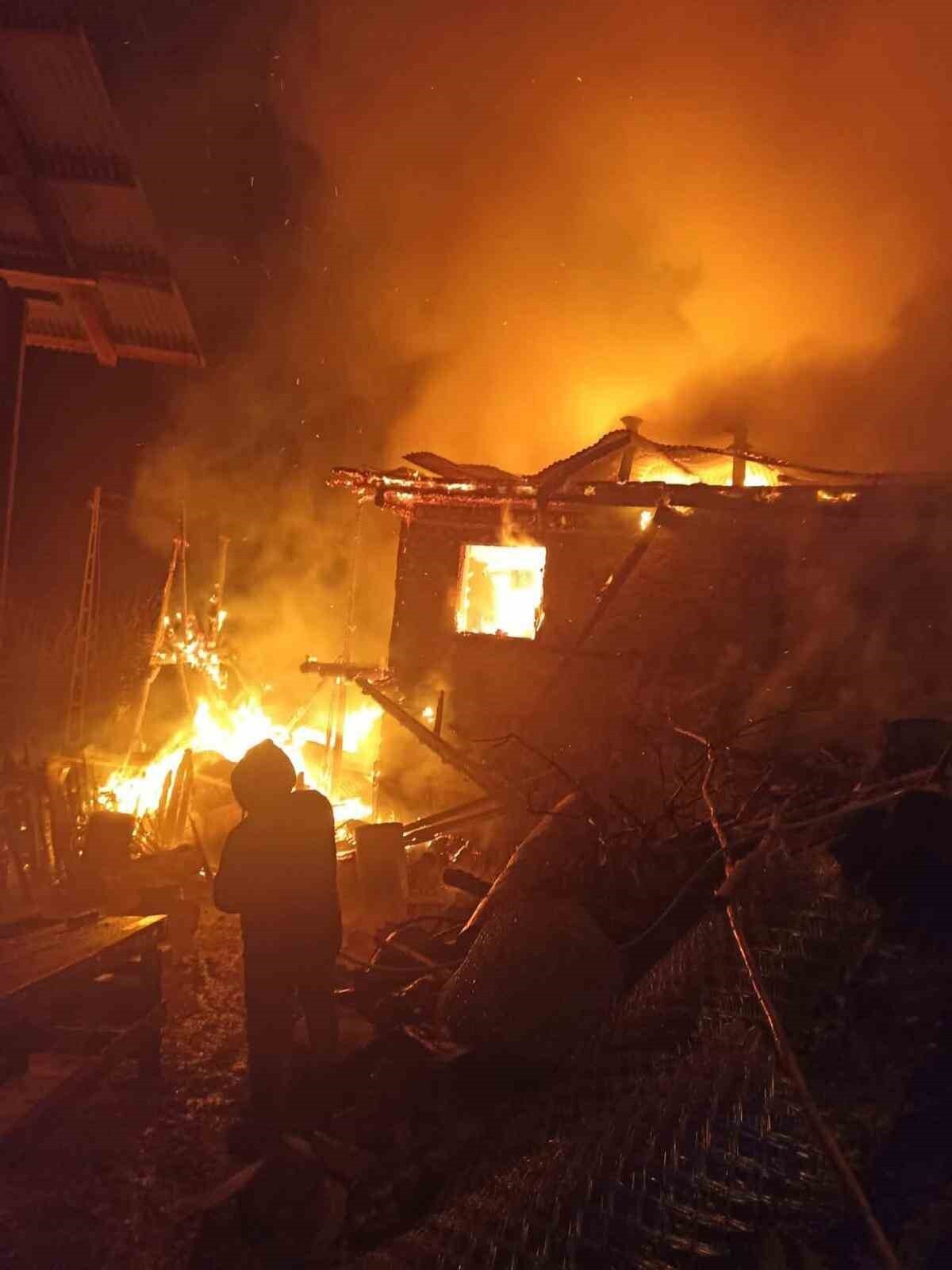 ADANA’NIN FEKE İLÇESİNE BAĞLI ÇANDIRLAR MAHALLESİ’NDE ÇIKAN YANGIN, BİR EVİ TAMAMEN KULLANILMAZ...