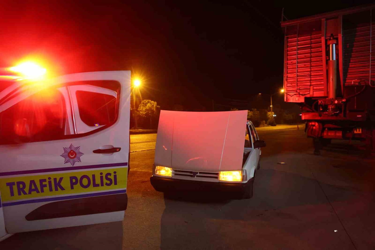 ADANA’NIN KOZAN İLÇESİNDE AKŞAM SAATLERİNDE SANAYİ SİTESİNDE OTOMOBİLLERİYLE TEHLİKELİ HAREKETLER...