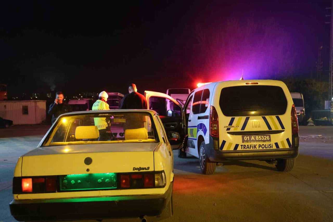 ADANA’NIN KOZAN İLÇESİNDE AKŞAM SAATLERİNDE SANAYİ SİTESİNDE OTOMOBİLLERİYLE TEHLİKELİ HAREKETLER...