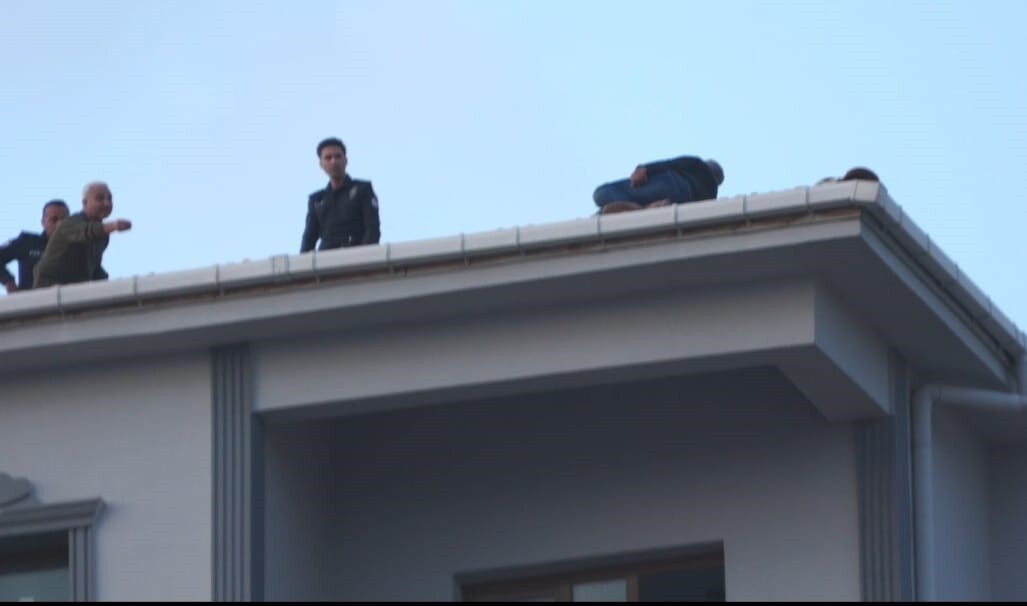 ADANA’NIN KOZAN İLÇESİNDE BİR İNŞAATIN ÇATISINA ÇIKAN BİR BOYA İŞÇİSİ, İDDİAYA GÖRE UZUN SÜREDİR...