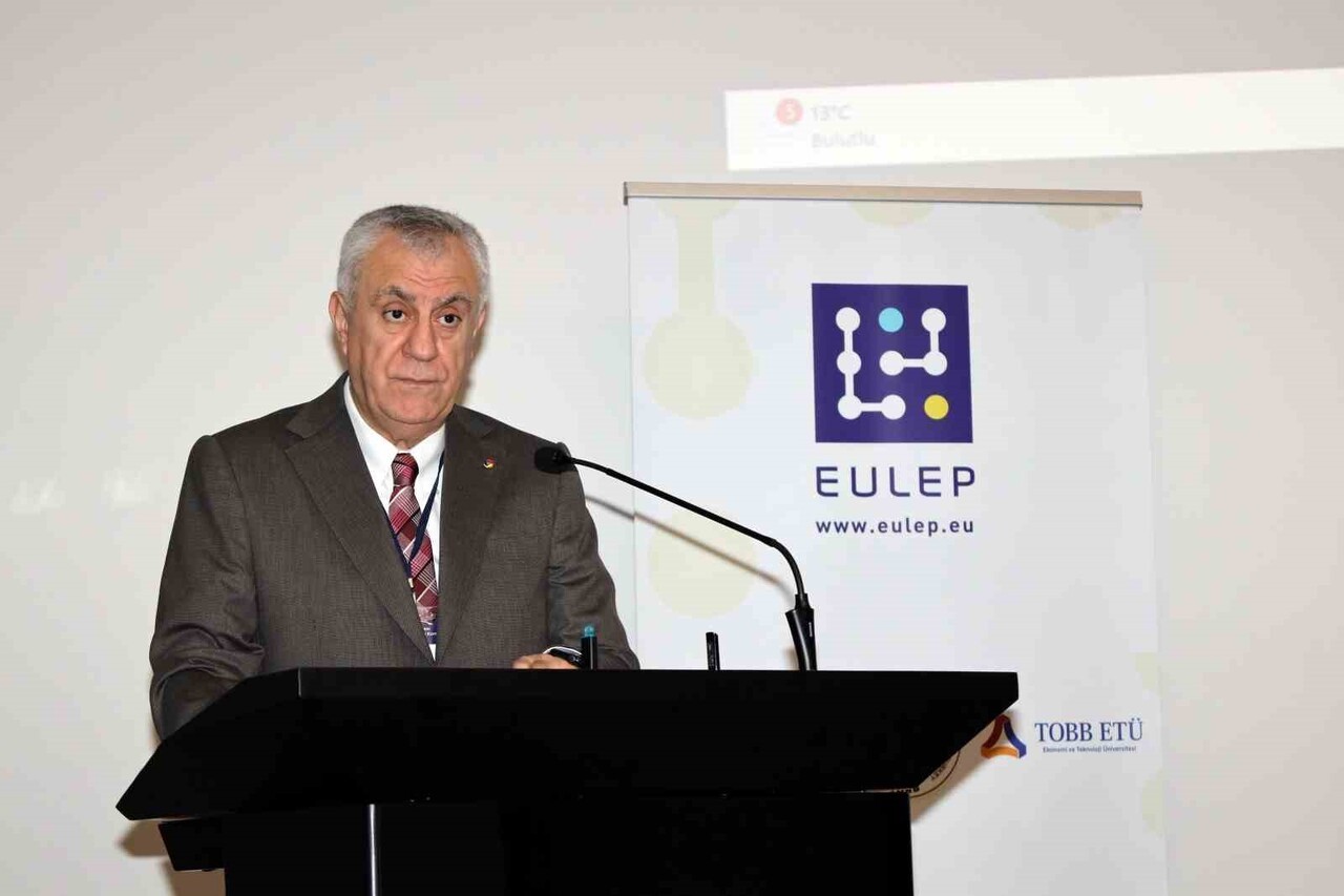 ADANA SANAYİ ODASI YÖNETİM KURULU BAŞKANI ZEKİ KIVANÇ, DİJİTAL DÖNÜŞÜM İLE BİRLİKTE ARTIK MAVİ...