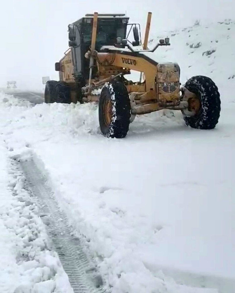 ADANA’YI KAYSERİ’YE BAĞLAYAN GEZBELİ GEÇİDİNDE KAR YAĞIŞI NEDENİYLE KAPANAN YOL EKİPLERİN...