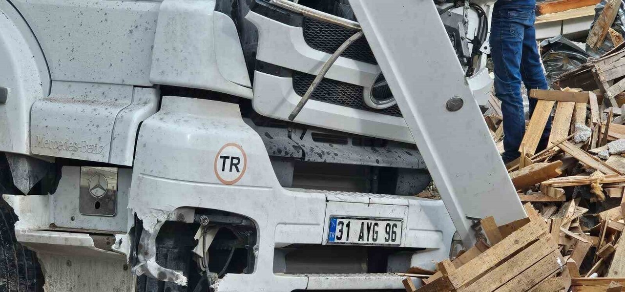 ADİLCEVAZ'DA TAVUK ETİ YÜKLÜ TIR KAZA YAPTI