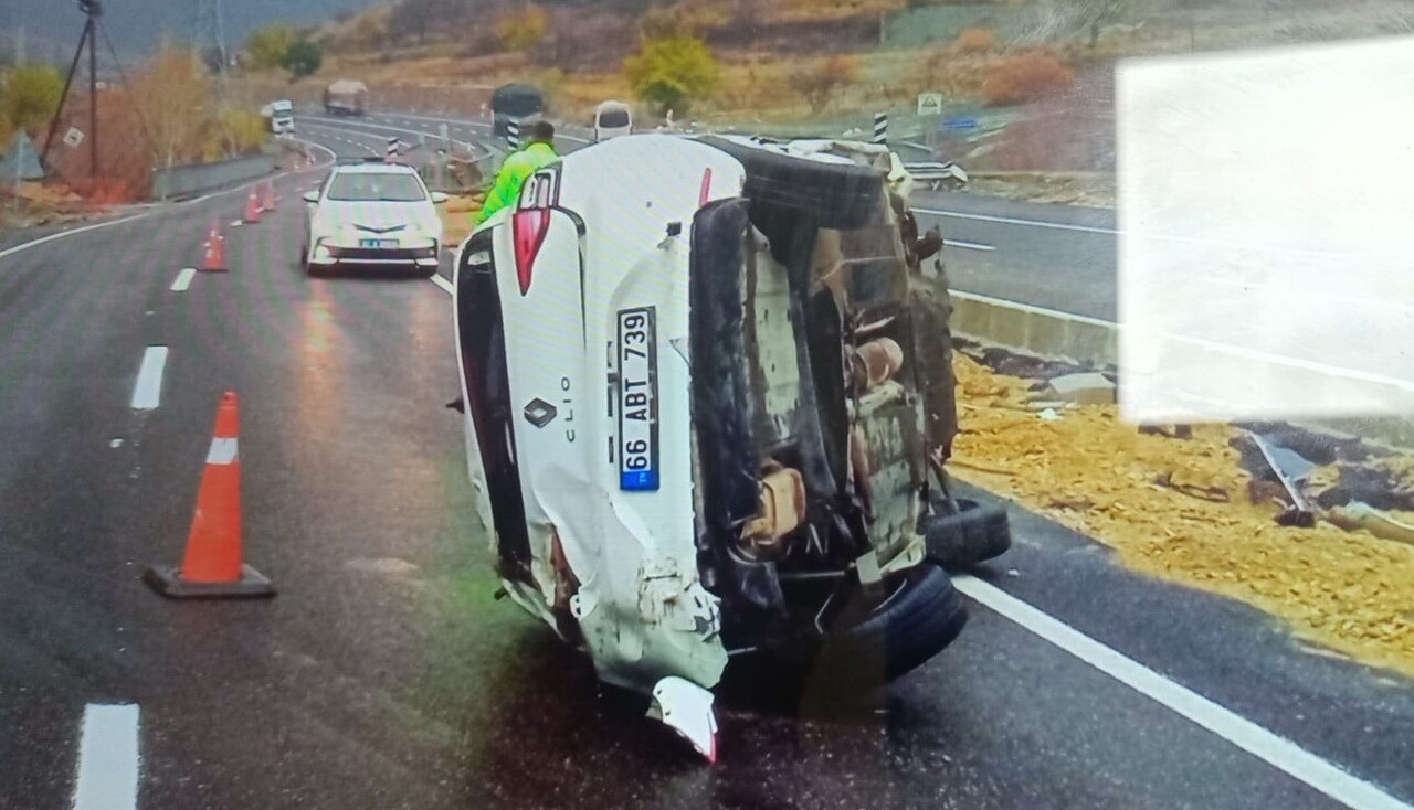 ADIYAMAN'IN GÖLBAŞI İLÇESİNDE OTOMOBİLİN YAN YATMASI SONUCU 4 KİŞİ YARALANDI.