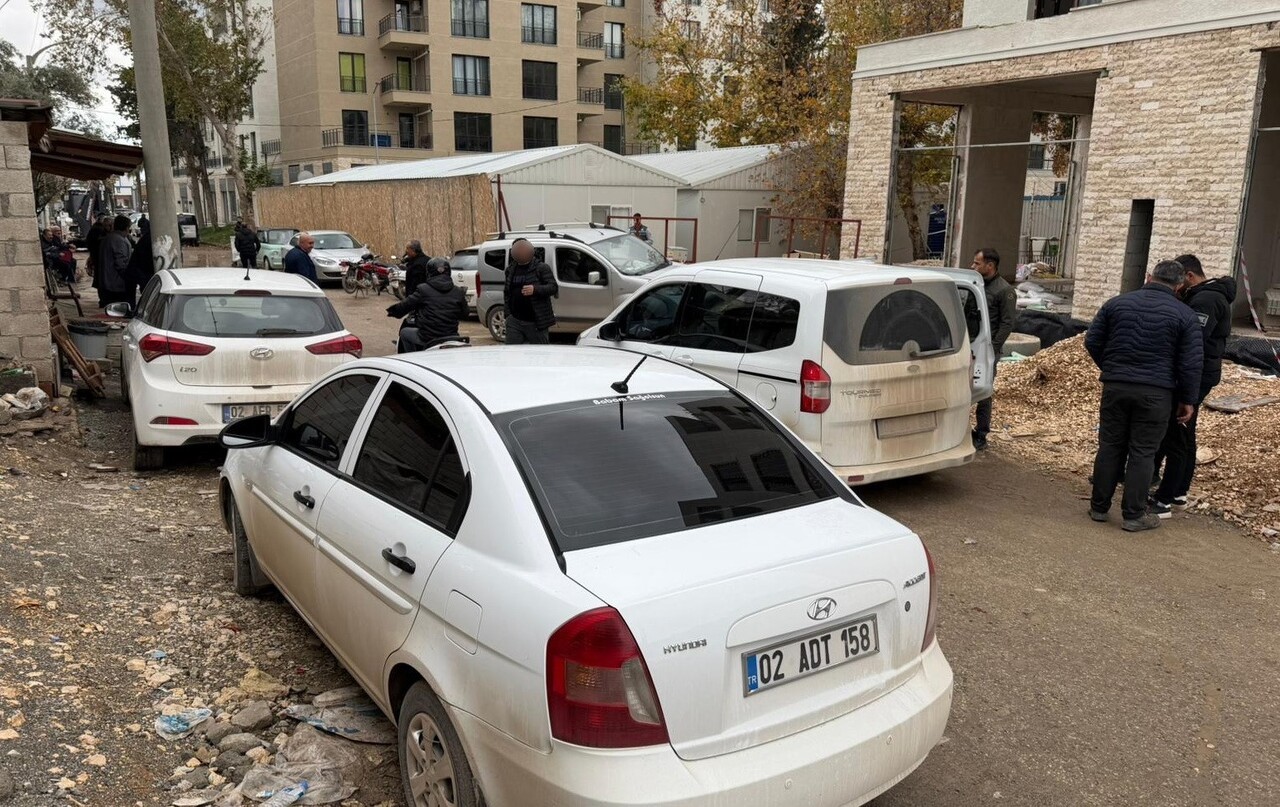 ADIYAMAN’DA, ALACAK VERECEK MESELESİ YÜZÜNDEN ÇIKAN KAVGADA 4 KİŞİ BIÇAKLA YARALANDI.