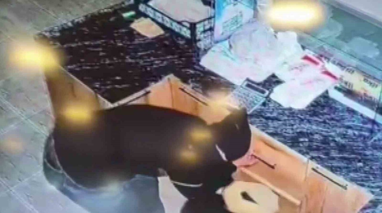 ADIYAMAN’DA, BİR İŞ YERİNDEN NAKİT PARA VE SADAKA KUTUSU ÇALAN ŞAHISLARIN HIRSIZLIK ANLARI...