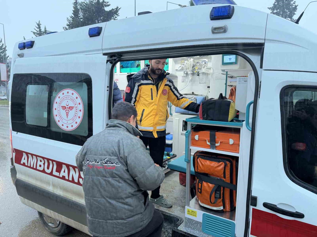 ADIYAMAN’DA ELİNİ SPİRALLE KESEREK YARALANAN KİŞİ HASTANEYE KALDIRILDI.