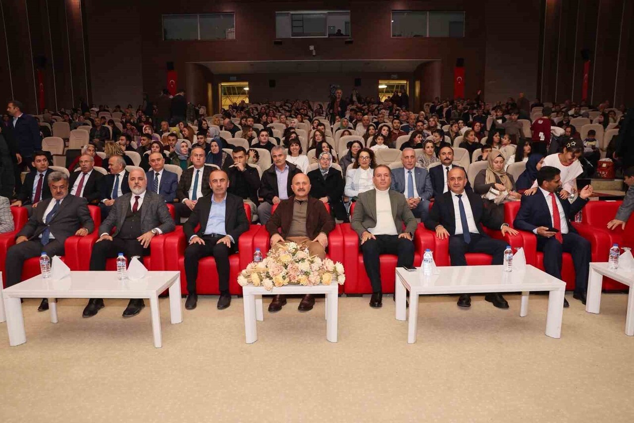ADIYAMAN’DA, GEÇMİŞTEN GÜNÜMÜZE ADIYAMAN TEMASIYLA GERÇEKLEŞTİRİLEN KONSER VE SAHNELENEN...
