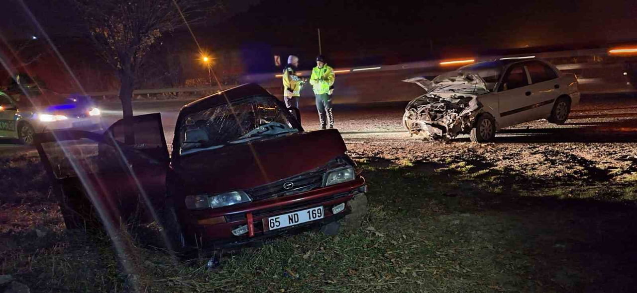 ADIYAMAN’DA, İKİ OTOMOBİLİN ÇARPIŞMASI SONUCU MEYDANA GELEN KAZADA 1 KİŞİ ÖLDÜ, 2 KİŞİ İSE...