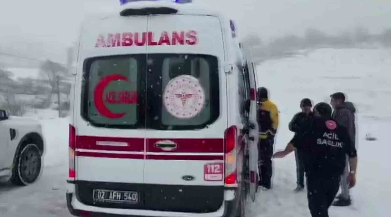 ADIYAMAN’DA, KARA SAPLANAN AMBULANSLA BERABER MAHSUR KALAN BİR HASTA, BELEDİYE EKİPLERİNCE...