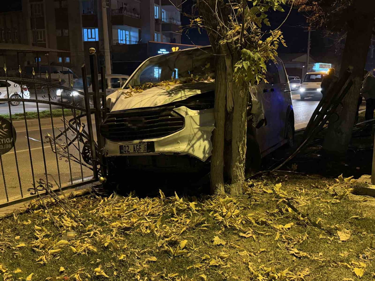 ADIYAMAN’DA SÜRÜCÜSÜNÜN DİREKSİYON HAKİMİYETİNİ KAYBETTİĞİ BİR MİNİBÜS, REFÜJEKİ AĞACA ÇARPARAK...