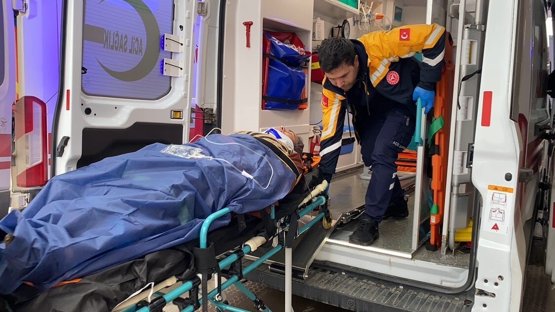 ADIYAMAN’DA, SÜRÜCÜSÜNÜN DİREKSİYON HAKİMİYETİNİ KAYBETTİĞİ OTOMOBİLİN ŞARAMPOLE DEVRİLMESİ SONUCU...