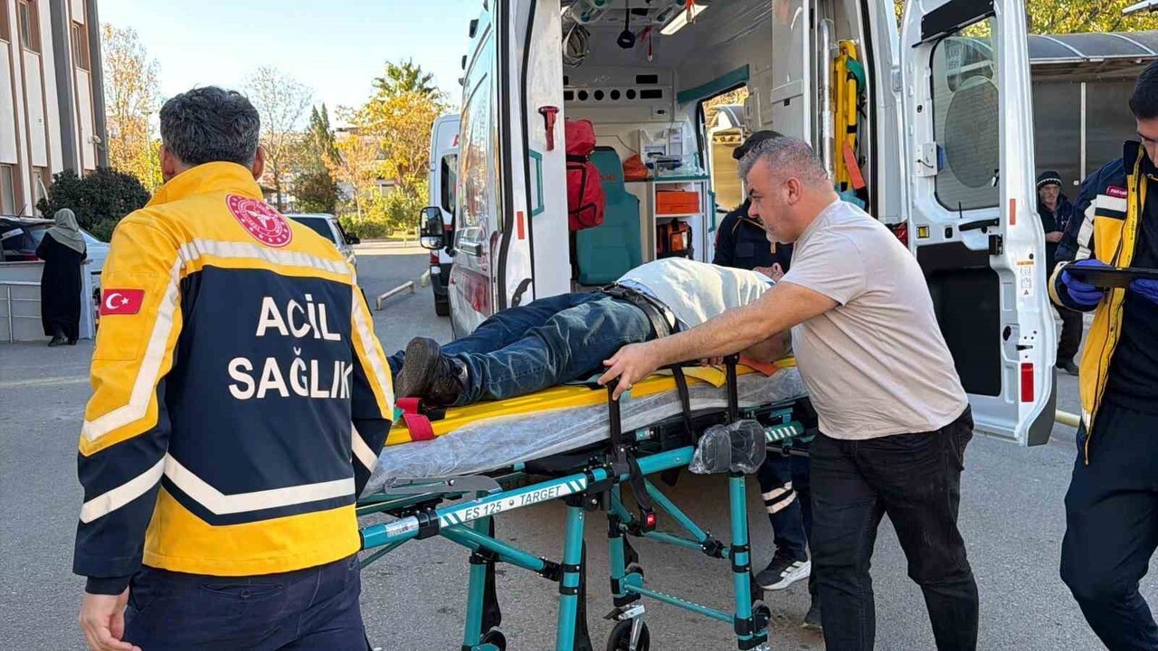 ADIYAMAN’DA YOLCU MİNİBÜSÜ İLE OTOMOBİLİN ÇARPIŞMASI SONUCU 5 KİŞİ YARALANDI.