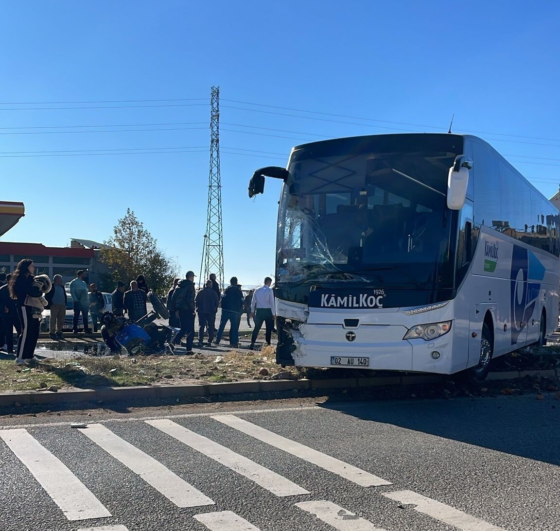 ADIYAMAN’DA, YOLCU OTOBÜSÜ İLE TRAKTÖRÜN ÇARPIŞMASI SONUCU 1 KİŞİ YARALANDI.