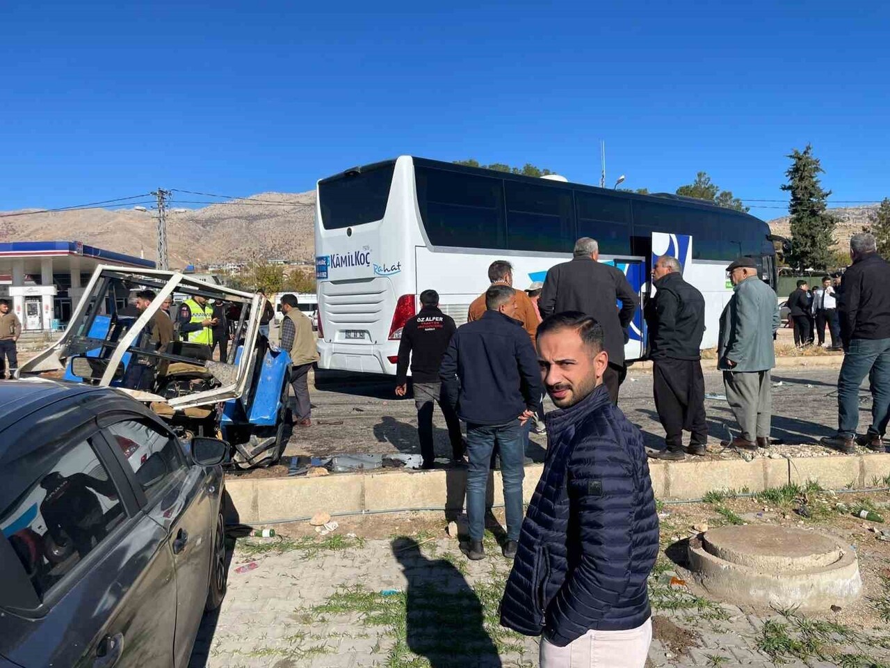 ADIYAMAN’DA, YOLCU OTOBÜSÜ İLE TRAKTÖRÜN ÇARPIŞMASI SONUCU 1 KİŞİ YARALANDI.