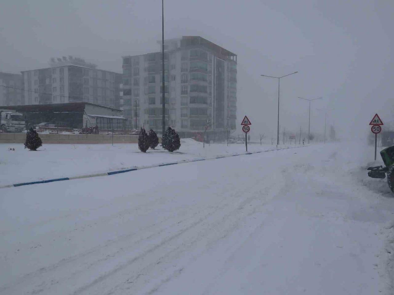 ADIYAMAN’IN BESNİ İLÇESİNDE SABAH SAATLERİNDE BAŞLAYAN YOĞUN KAR YAĞIŞI, İLÇE GENELİNDE HAYATI...