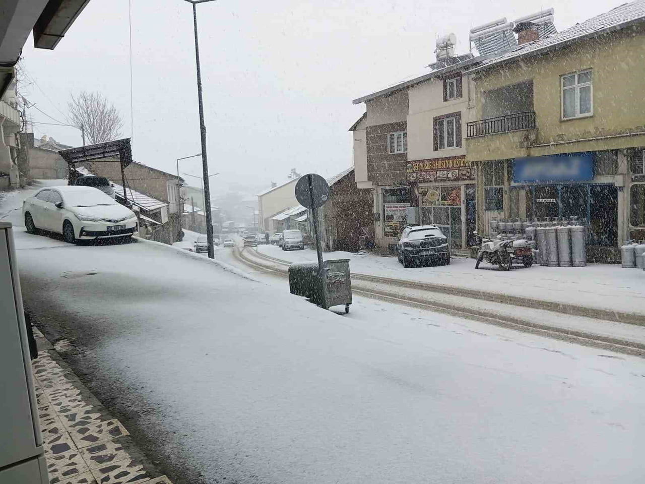 ADIYAMAN’IN ÇELİKHAN İLÇESİNDE KAR YAĞIŞI BAŞLADI.