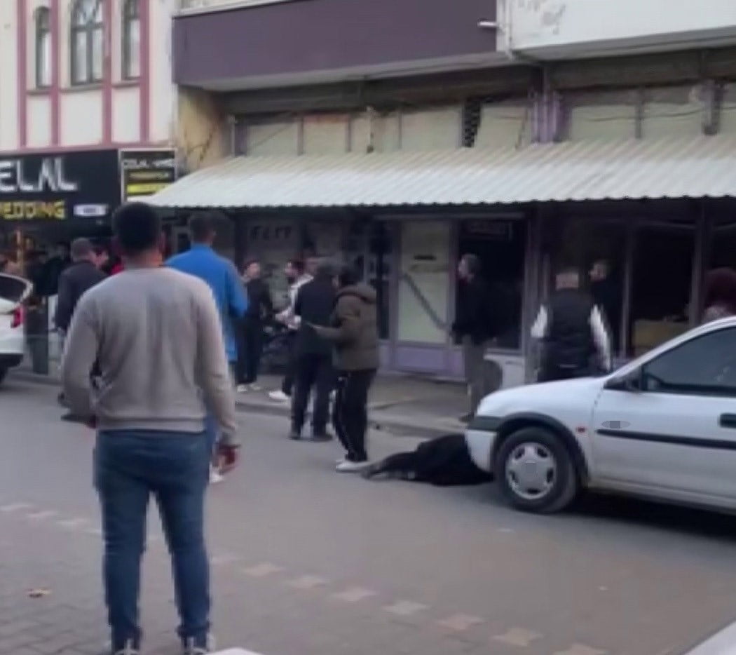 ADIYAMAN’IN KAHTA İLÇESİNDE ÖNCEKİ GÜN BİR ŞAHIS, BOŞANMA AŞAMASINDAKİ EŞİNİ KIZININ YANINDA...