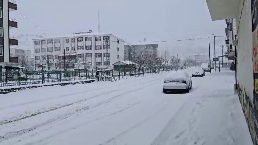 ADIYAMAN’IN SİNCİK İLÇESİNDE KAR YAĞIŞI BAŞLADI.