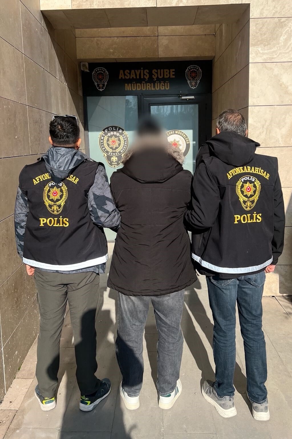 AFYONKARAHİSAR'DA 3 FARKLI DOSYADAN 27 YIL 3 AY 22 GÜN HAPİS CEZASI İLE ARANAN BİR ŞAHIS POLİSİN...
