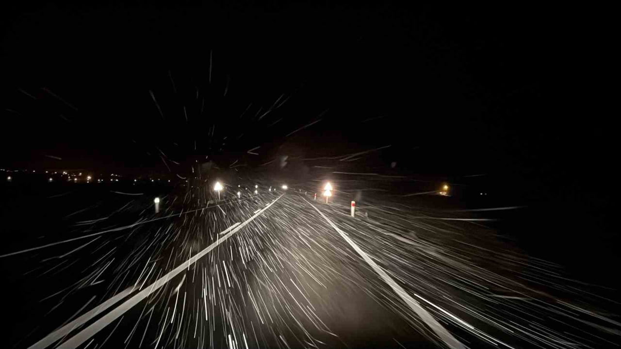 AFYONKARAHİSAR'DA BEKLENEN KAR YAĞIŞI AKŞAM SAATLERİNDE BAŞLARKEN, YAĞIŞ KENT MERKEZİ İLE BİRLİKTE...