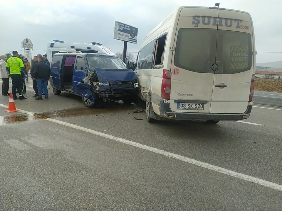 AFYONKARAHİSAR'DA BİRİ YOLCU MİNİBÜSÜ OLMAK ÜZERE 2 MİNİBÜSÜN ÇARPIŞMASI SONUCU YAŞANAN TRAFİK...