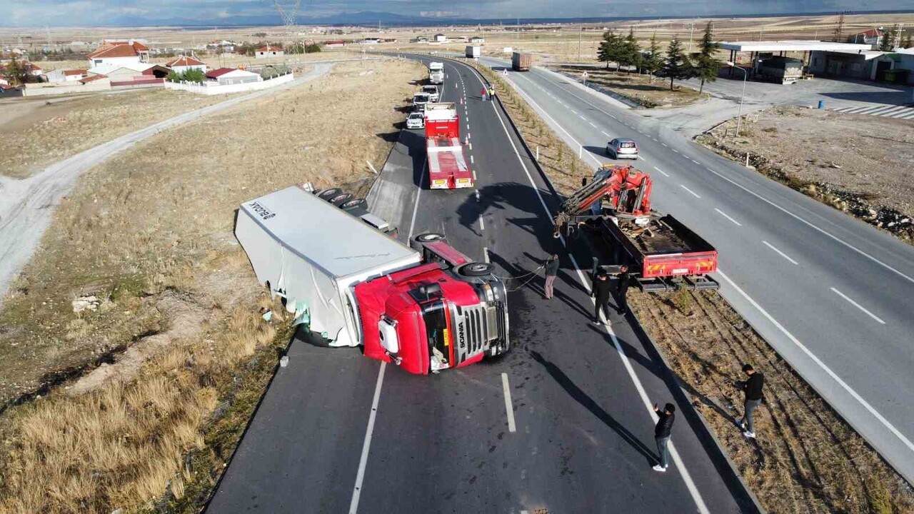 AFYONKARAHİSAR'DA KONTROLDEN ÇIKAN TIRIN DEVRİLMESİ SONUCU MEYDANA GELEN TRAFİK KAZASINDA YAKLAŞIK...