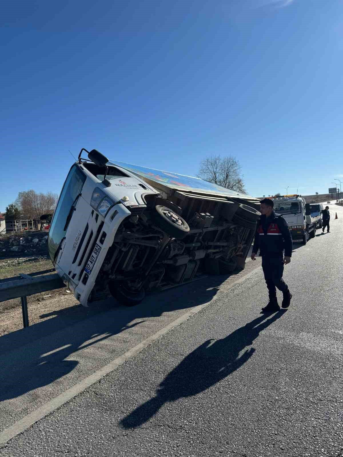 AFYONKARAHİSAR'DA KONTROLDEN ÇIKARAK YOL KENARINDAKİ REFÜJE GİREN KAMYONET BARİYERLERE ÇARPARAK...