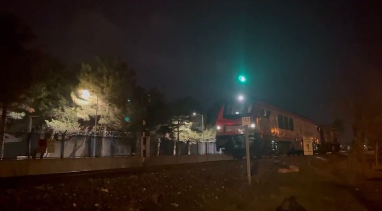 AFYONKARAHİSAR'DA RAYLARDA KARŞIDAN KARŞIYA GEÇMEYE ÇALIŞAN 16 YAŞINDAKİ ÇOCUK LOKOMOTİFİN...