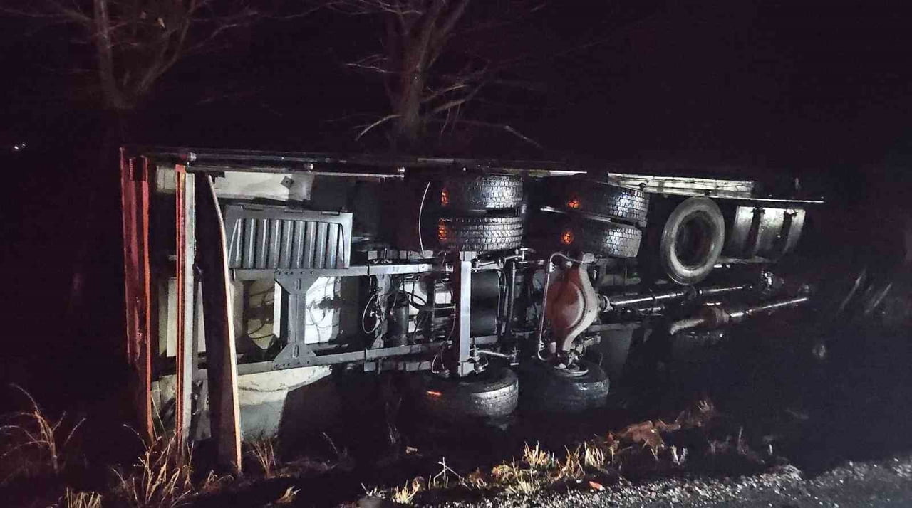 AFYONKARAHİSAR'IN DİNAR İLÇESİNDE KAMYON İLE ÇARPIŞIP ŞARAMPOLE DEVRİLEN OTOMOBİL SÜRÜCÜSÜ...