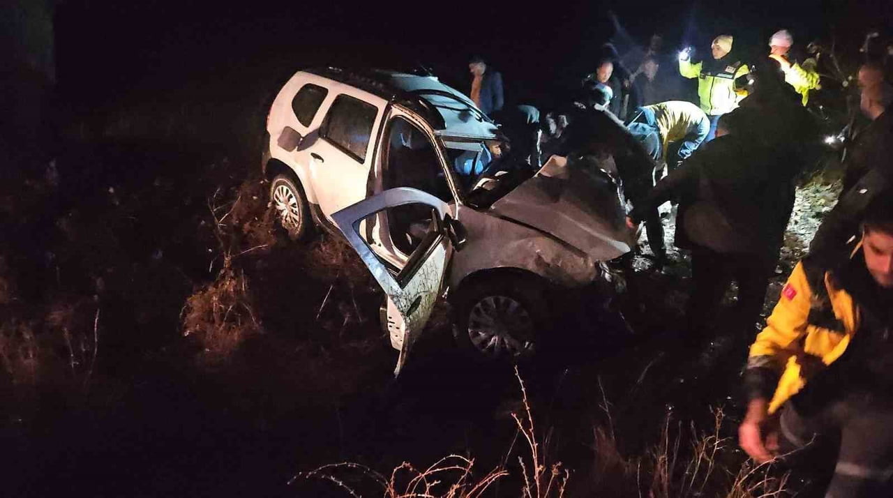 AFYONKARAHİSAR'IN DİNAR İLÇESİNDE KAMYON İLE ÇARPIŞIP ŞARAMPOLE DEVRİLEN OTOMOBİL SÜRÜCÜSÜ...