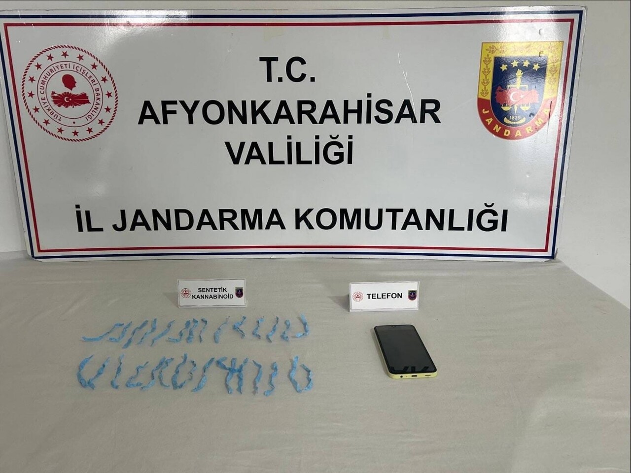 AFYONKARAHİSAR’DA BASKIN YAPILAN ADRESTE 630 KULLANIMLIK SENTETİK UYUŞTURUCU İLE YAKALANAN 1 KİŞİ...