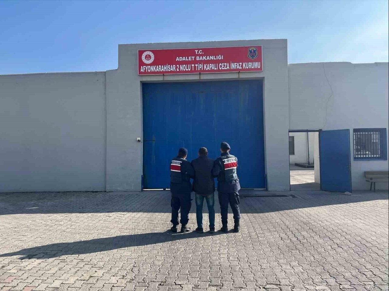 AFYONKARAHİSAR’DA JANDARMA TARAFINDAN GERÇEKLEŞTİRİLEN DENETİMLERDE ÇEŞİTLİ SUÇLARDAN ARANAN 38...