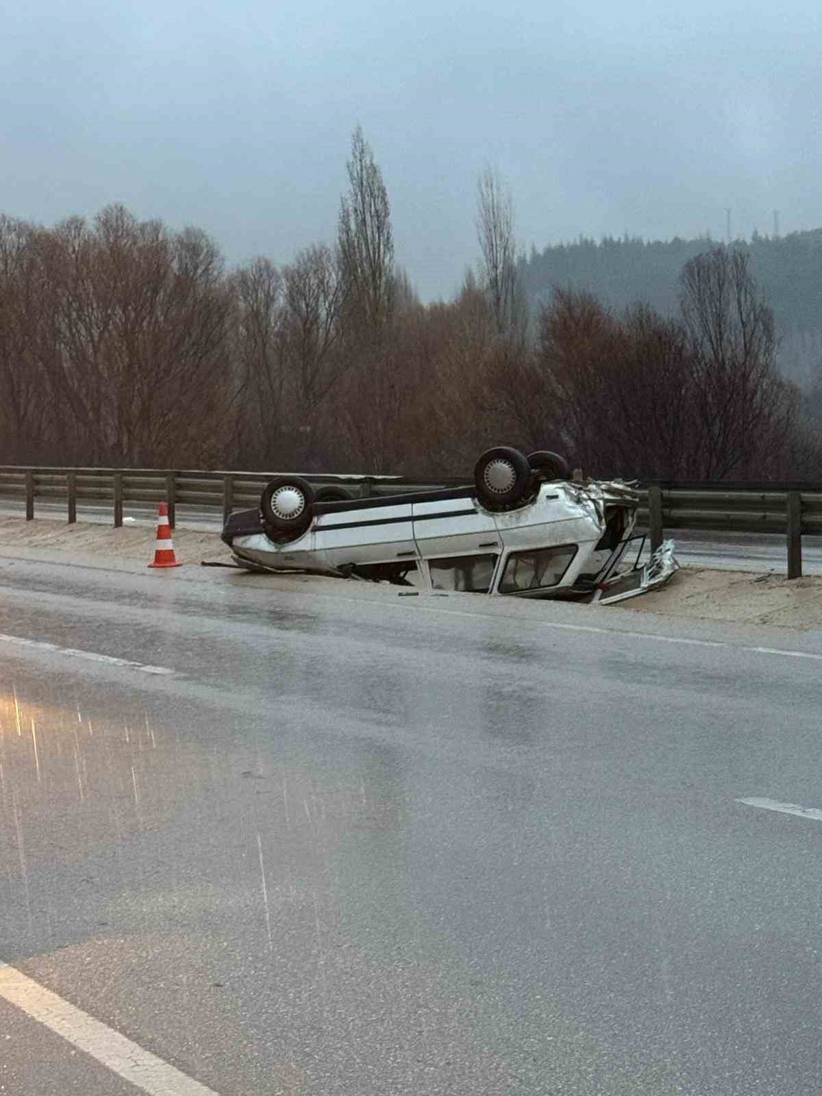 AFYONKARAHİSAR’DA KONTROLDEN ÇIKARAK YOL ORTASINDAKİ REFÜJE DEVRİLEN OTOMOBİL SÜRÜCÜSÜ...