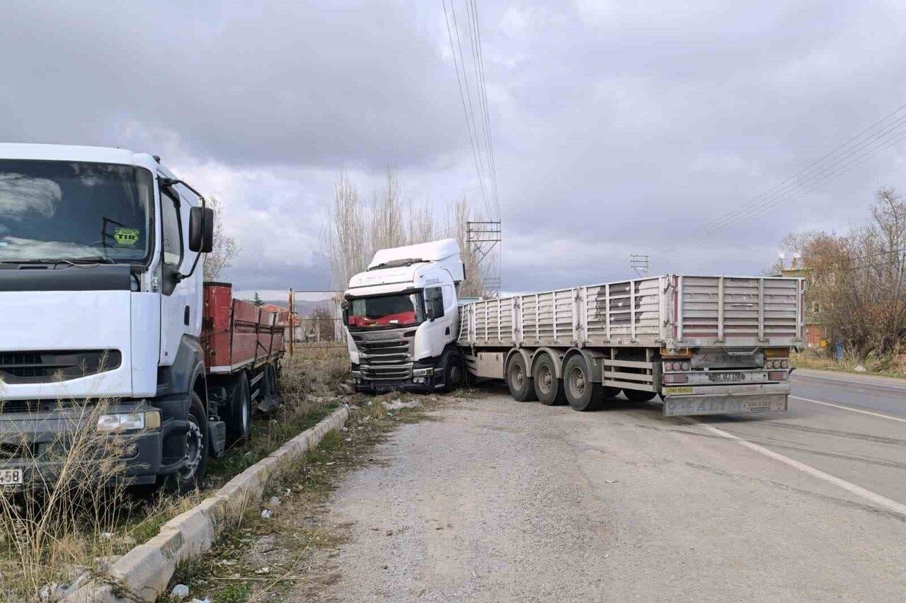 AFYONKARAHİSAR’DA MEYDANA GELEN TRAFİK KAZASINDA KONTROLDEN ÇIKAN TIR BİR BAŞKA TIRIN DORSESİNE...