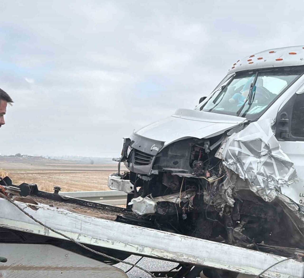 AFYONKARAHİSAR’DA ÜZERİNDE TAŞIDIĞI OTOMOBİL İLE KONTROLDEN ÇIKAN ÇEKİCİNİN BARİYERLERE ÇARPMASI...
