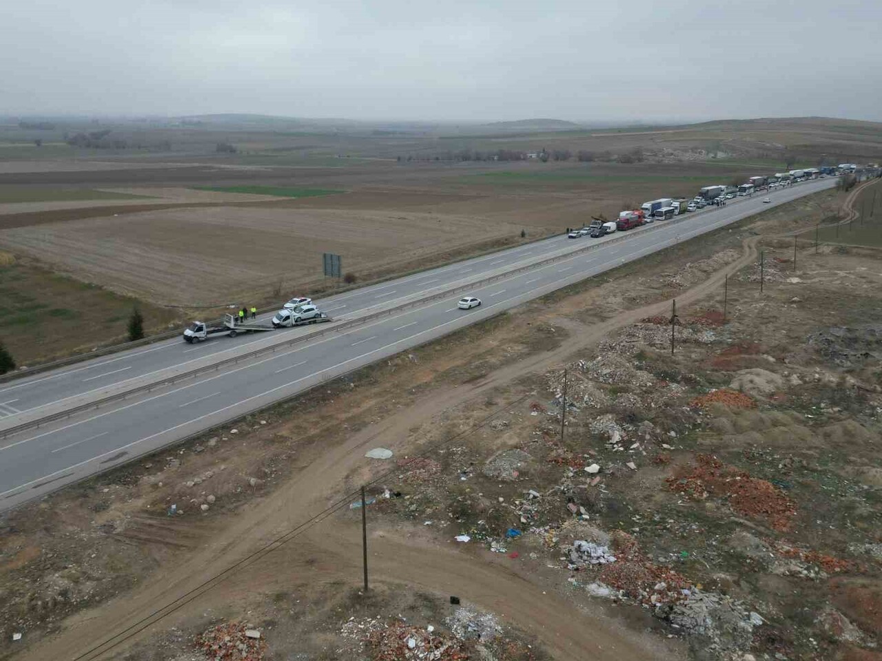 AFYONKARAHİSAR’DA ÜZERİNDE TAŞIDIĞI OTOMOBİL İLE KONTROLDEN ÇIKAN ÇEKİCİNİN BARİYERLERE ÇARPMASI...